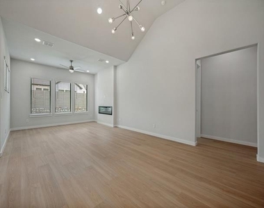 4717 Sandburg Street - Photo Thumbnail 7