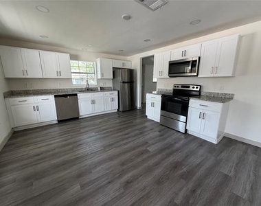 605 N Pine Street - Photo Thumbnail 1