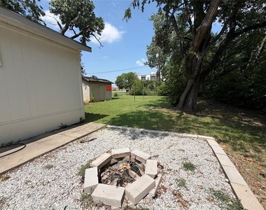 605 N Pine Street - Photo Thumbnail 14