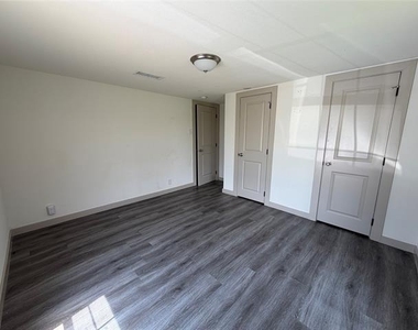 605 N Pine Street - Photo Thumbnail 5