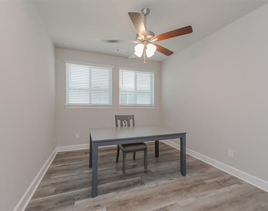 1604 Moss Trail Court - Photo Thumbnail 5