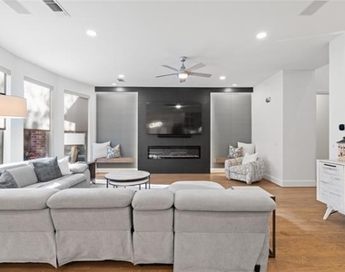 5381 Moss Glen Drive - Photo Thumbnail 12