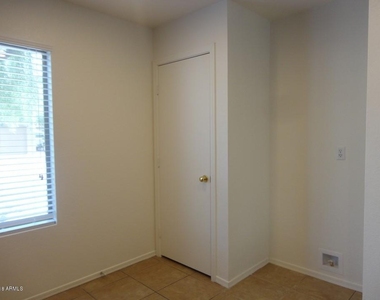 11214 W Pierce Street - Photo Thumbnail 7