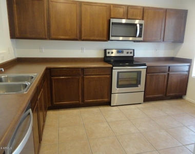 11214 W Pierce Street - Photo Thumbnail 4