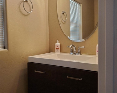 2644 N 73rd Glen - Photo Thumbnail 5