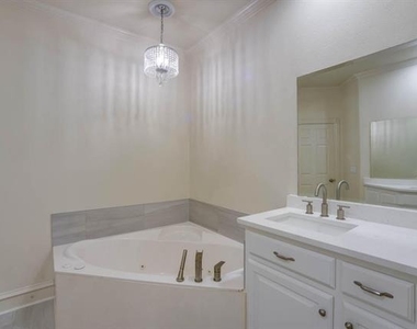 4110 Mckinney Avenue - Photo Thumbnail 16