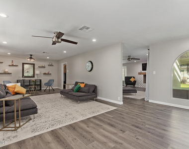 4912 E Friess Drive - Photo Thumbnail 4