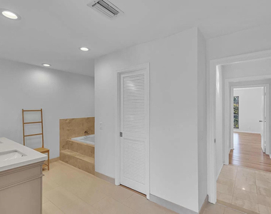 4989 Pineview Circle - Photo Thumbnail 8