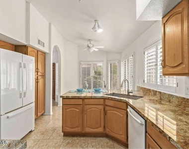 12830 N 95th Way - Photo Thumbnail 8