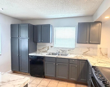 3808 Inlet Circle - Photo Thumbnail 16