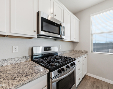12270 W Desert Sun Lane - Photo Thumbnail 7