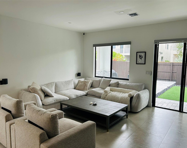 310 Sw 9th Street - Photo Thumbnail 1