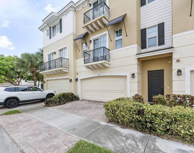638 Nw 38th Circle - Photo Thumbnail 1