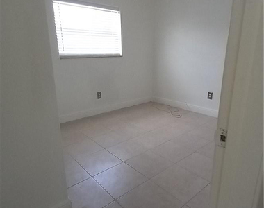 330 Nw 38th Street - Photo Thumbnail 4