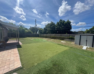 330 Nw 38th Street - Photo Thumbnail 8