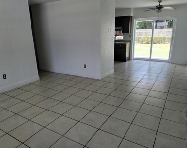 330 Nw 38th Street - Photo Thumbnail 10
