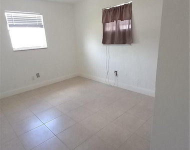 330 Nw 38th Street - Photo Thumbnail 5