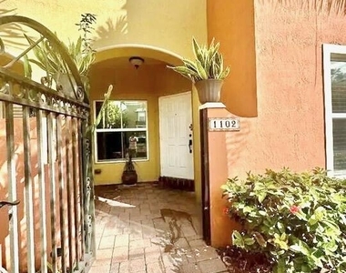 2851 W Prospect Road - Photo Thumbnail 1