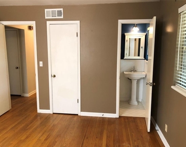 1308 Sycamore Street - Photo Thumbnail 9