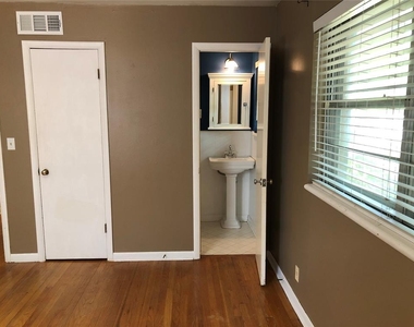 1308 Sycamore Street - Photo Thumbnail 8