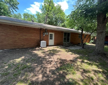 1308 Sycamore Street - Photo Thumbnail 6