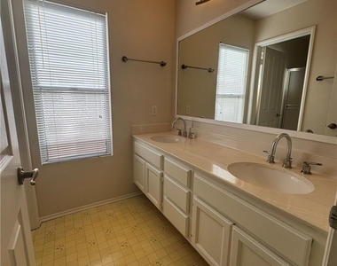 2121 Sun Ridge - Photo Thumbnail 12