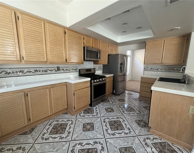 2121 Sun Ridge - Photo Thumbnail 6