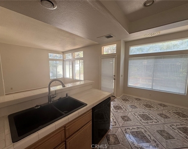 2121 Sun Ridge - Photo Thumbnail 7