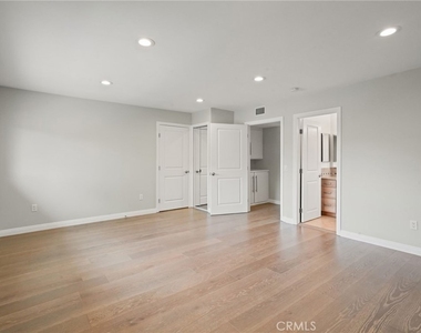 6215 Hesperia Avenue - Photo Thumbnail 21
