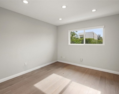 6215 Hesperia Avenue - Photo Thumbnail 14