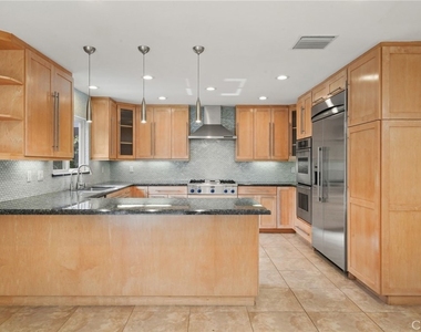 6215 Hesperia Avenue - Photo Thumbnail 8