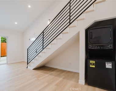 8909 Wakefield Avenue - Photo Thumbnail 4