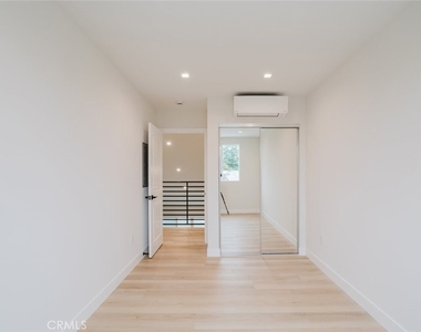 8909 Wakefield Avenue - Photo Thumbnail 6