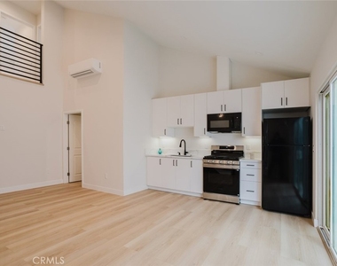 8909 Wakefield Avenue - Photo Thumbnail 3