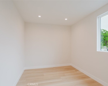 8909 Wakefield Avenue - Photo Thumbnail 8