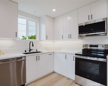 8915 Wakefield Avenue - Photo Thumbnail 6