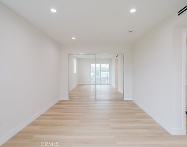 8915 Wakefield Avenue - Photo Thumbnail 13