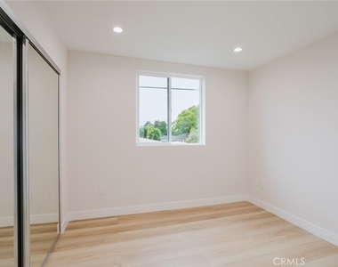 8915 Wakefield Avenue - Photo Thumbnail 8