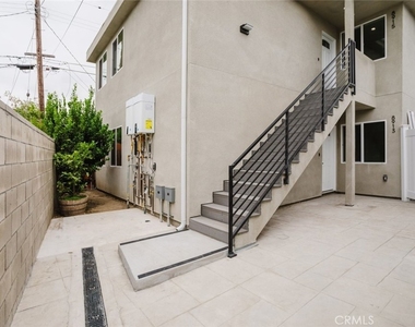 8915 Wakefield Avenue - Photo Thumbnail 2