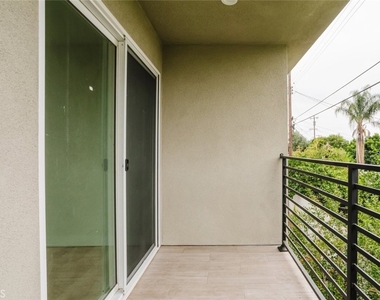 8915 Wakefield Avenue - Photo Thumbnail 14