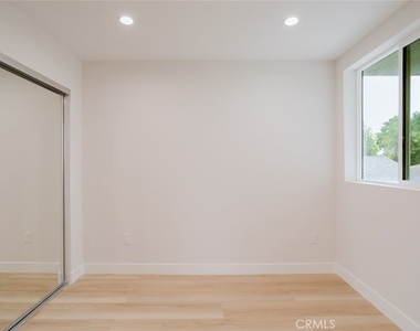 8915 Wakefield Avenue - Photo Thumbnail 10