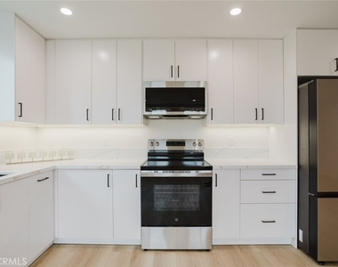 8915 Wakefield Avenue - Photo Thumbnail 7