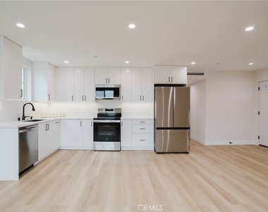 8915 Wakefield Avenue - Photo Thumbnail 5