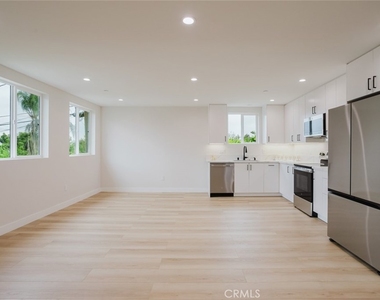 8915 Wakefield Avenue - Photo Thumbnail 4
