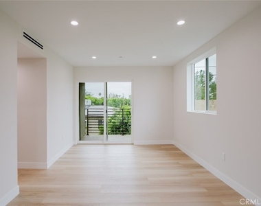 8915 Wakefield Avenue - Photo Thumbnail 12