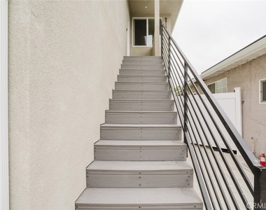 8915 Wakefield Avenue - Photo Thumbnail 3