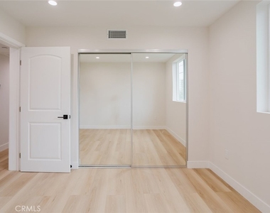8915 Wakefield Avenue - Photo Thumbnail 9