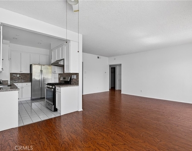 4441 Woodman Avenue - Photo Thumbnail 9