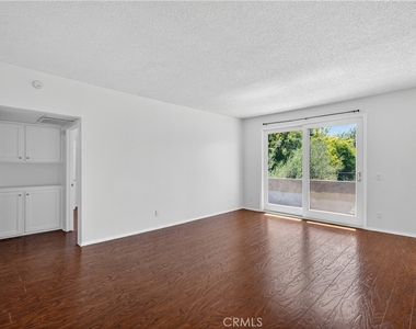 4441 Woodman Avenue - Photo Thumbnail 5