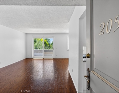 4441 Woodman Avenue - Photo Thumbnail 4
